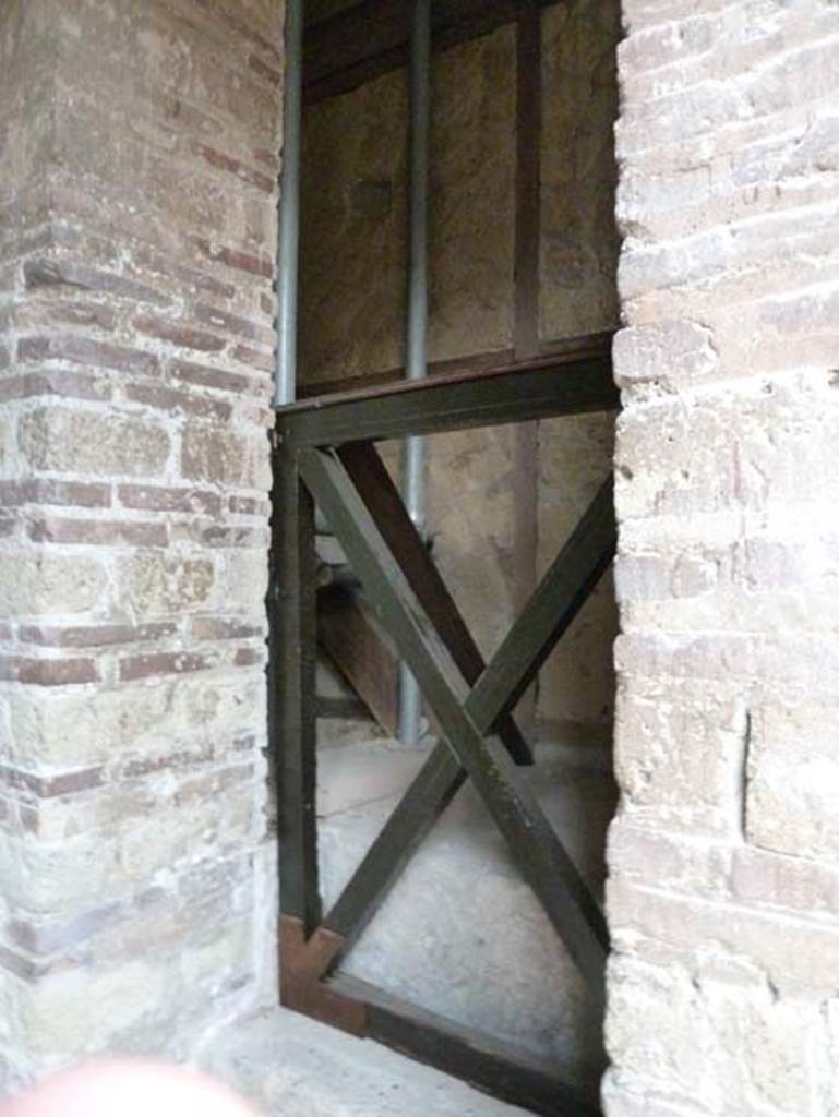 Ins IV.21, Herculaneum, September 2015. Steps to upper floor on north side of entrance corridor.